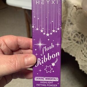 Flag ribbon Highlighter Patting Powder